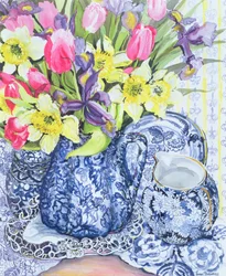 Narcisos, tulipanes e iris con macetas antiguas azules
